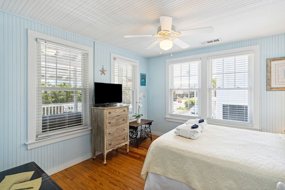 306 E Arctic - Steps To The Beach - Fenced Yard- Screened Porch - Two Kitchens - Pet Friendly - Folly Beach, SC