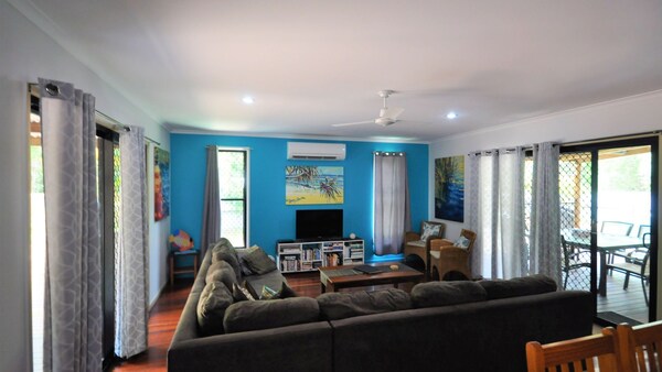 Family & Pet Friendly Holiday Home Only Steps From The Ocean - 퀸즐랜드 주