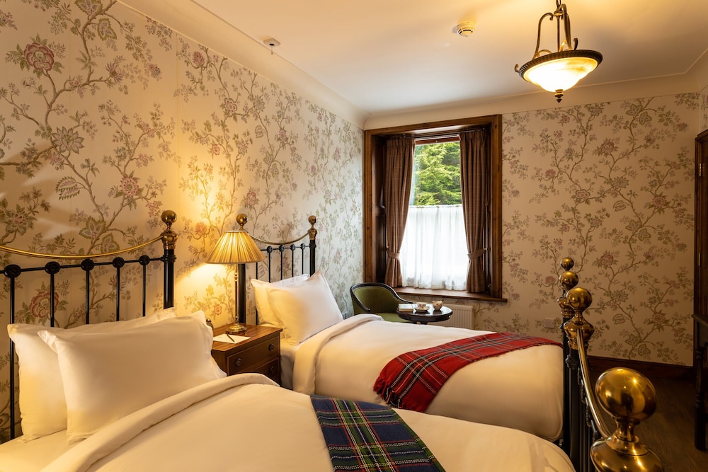 Rhododendron Suite -With Views Of The Rhododendron Trees On The Hillside - Invergarry