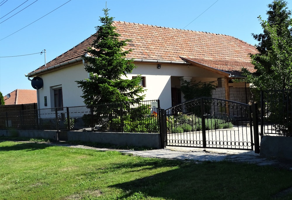 Family Friendly House With Jacuzzi For 5 People + Child Up To +/- 3 Years - Tisza-tó