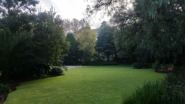 Geräumige Unterkunft Mit Schönem Garten - Johannesburg