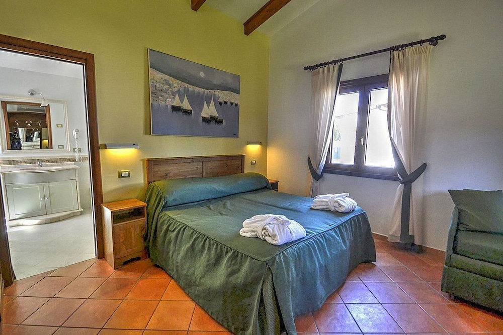 Villino Alfredo A: A Charming Cottage Situated In A Quiet Location, A Few Minutes From The Town Center, With Free Wi-fi. - Sorrento