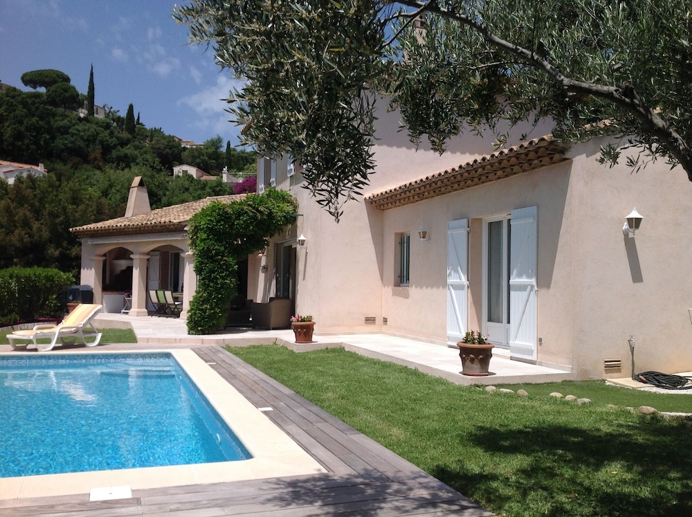 Villa 150m2 Avec Piscine Et Jardin. Magnifique Vue Mer Et Collines. Proche Plage - Sainte-Maxime