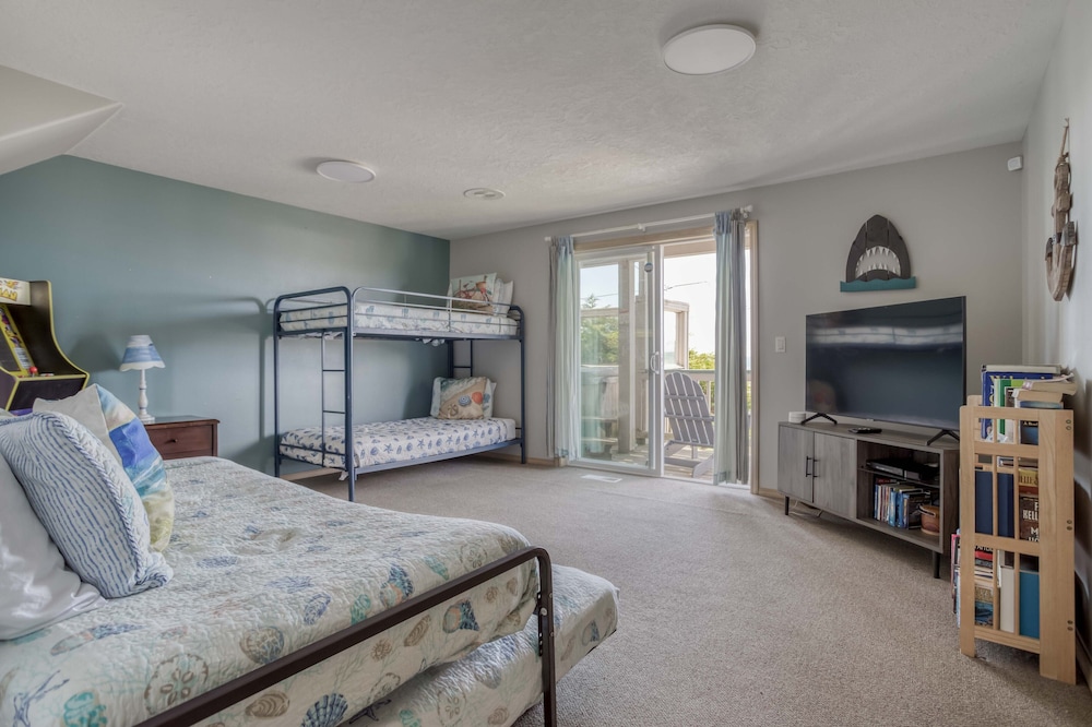 Island Time! Panoramic Ocean Views, Steps From Beach, With Hot Tub - Lincoln City, OR