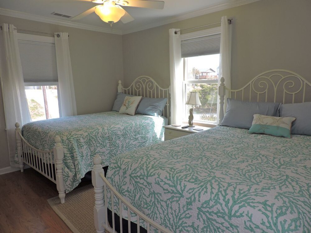 Stunning Ocean Front Views-pet Friendly-clean, Sound System Indoors And Out! - Emerald Isle, NC