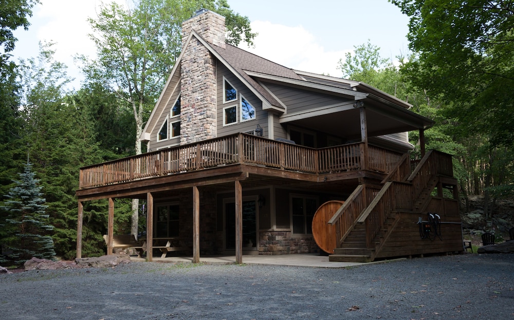 Lake Walk Lodge: Sonos, Sauna, Hot Tub, Arcade - Albrightsville