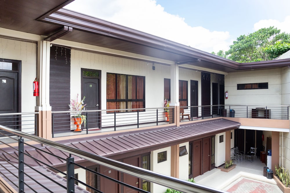 OYO 153 Monclaire Suites - Davao City