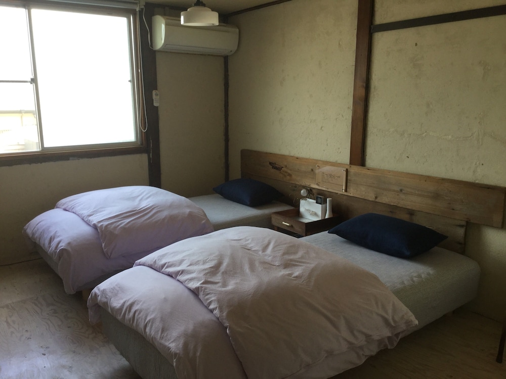 A Traditional Japanese Wooden Small House In Downtown. Accessible And Convenient - Mie