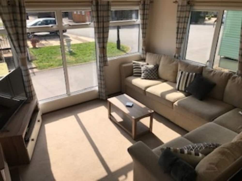 Beautiful 2-bed Caravan In Stratford-upon-avon - Cotswolds