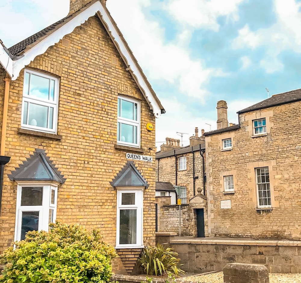 Central Stamford Townhouse With Parking - Rutland