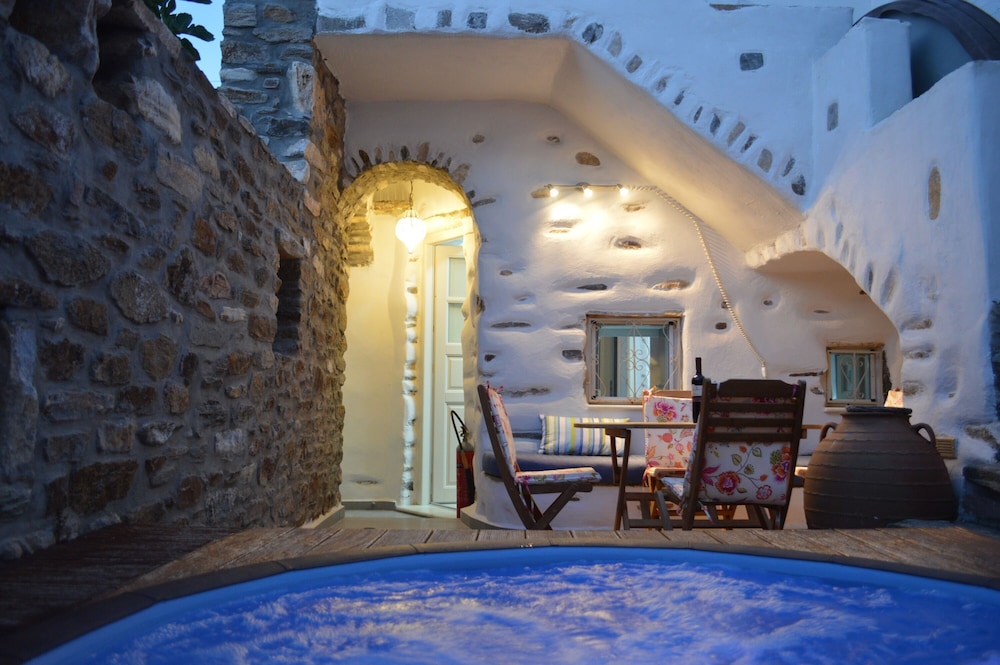 Schönes Traditionelles Haus Mit Privaten Terrassen Und Whirlpool - Paros