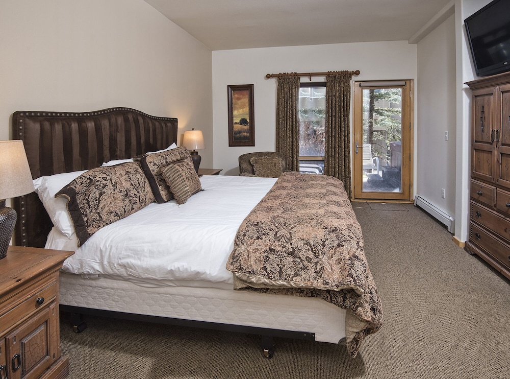 Roomy Vail Townhome W/ Great Interior, On Town Shuttle Route, W/ Private Deck - Vail, CO
