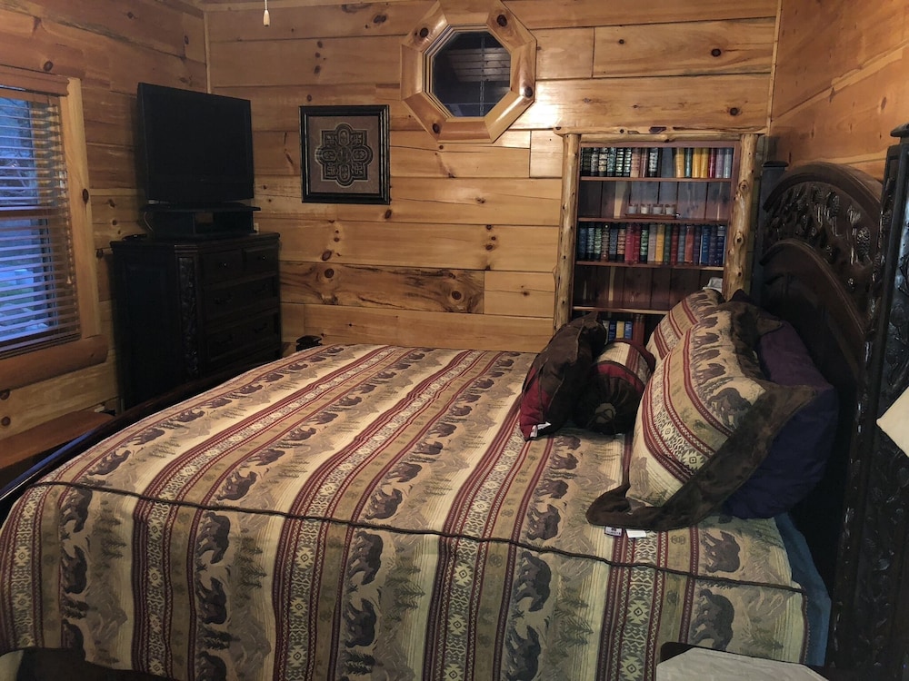 *Smoky Jambearee* Luxury Cabin In Smoky Cove Resort.. Game Room, Pool, Hot Tub - Townsend, TN