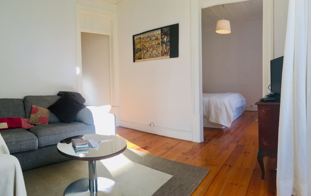 3 Bedrooms Apartment - Campo de Ourique