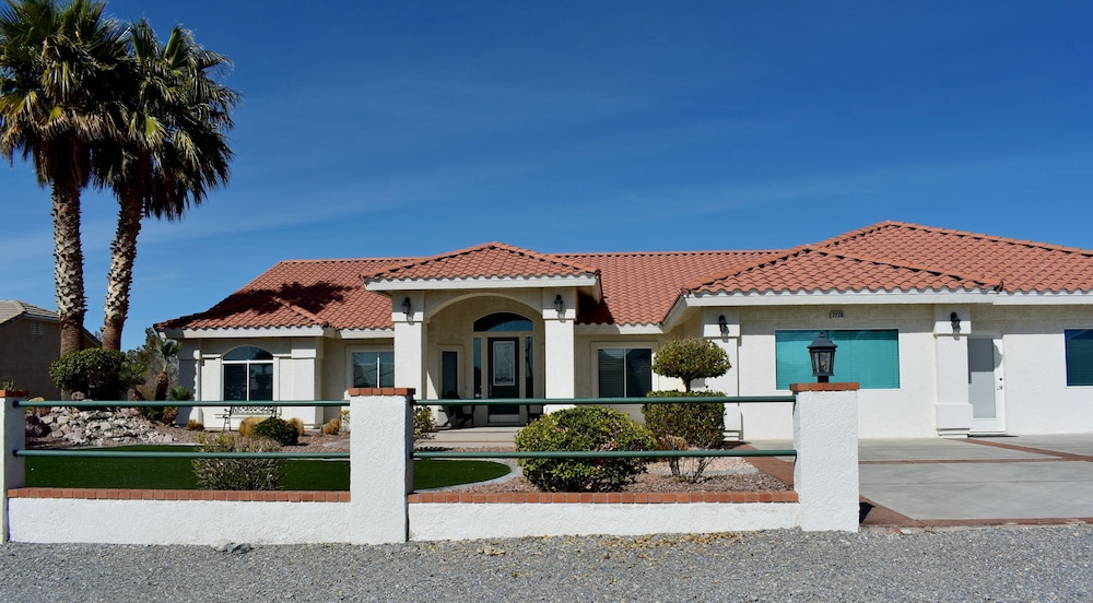 Close To Hwy 160, About 20 Seconds.  Close To Fine Dining, Large House With - Pahrump, NV