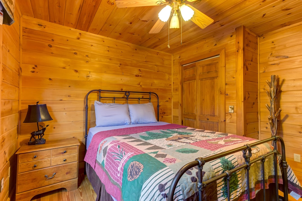 Dog-friendly Cabin W/ Private Hot Tub, Mountain Views, Two Fireplaces, Ping-pong - Mineral Bluff, GA