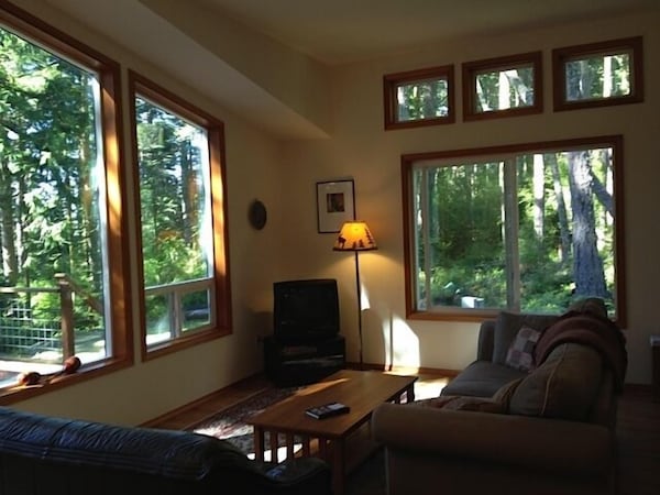 Peaceful Island Retreat With Waterview\nwarm, Cozy And Quiet - Lopez Island, WA