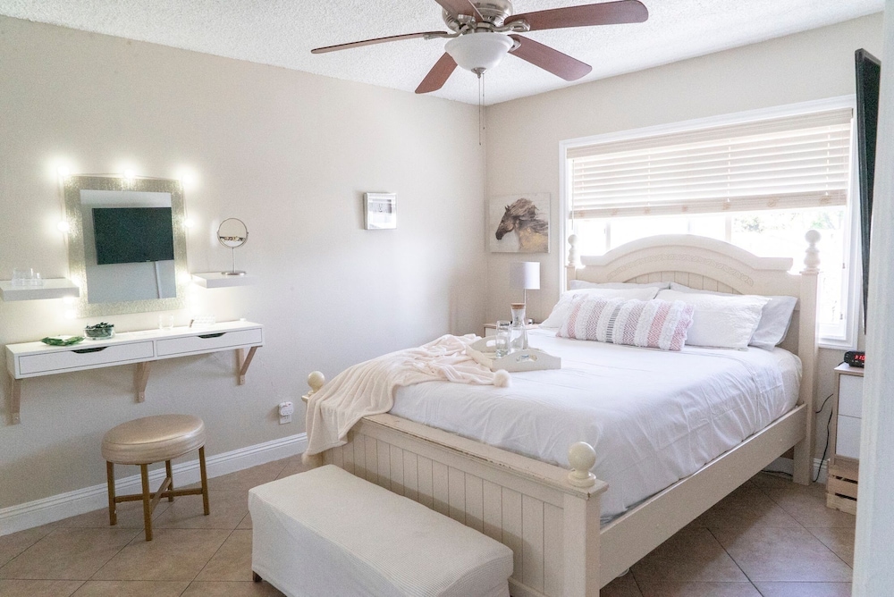 In The Heart Of Huntington Park The Newly Renovated 1br Condo Is Charming And Quite - Norwalk, CA