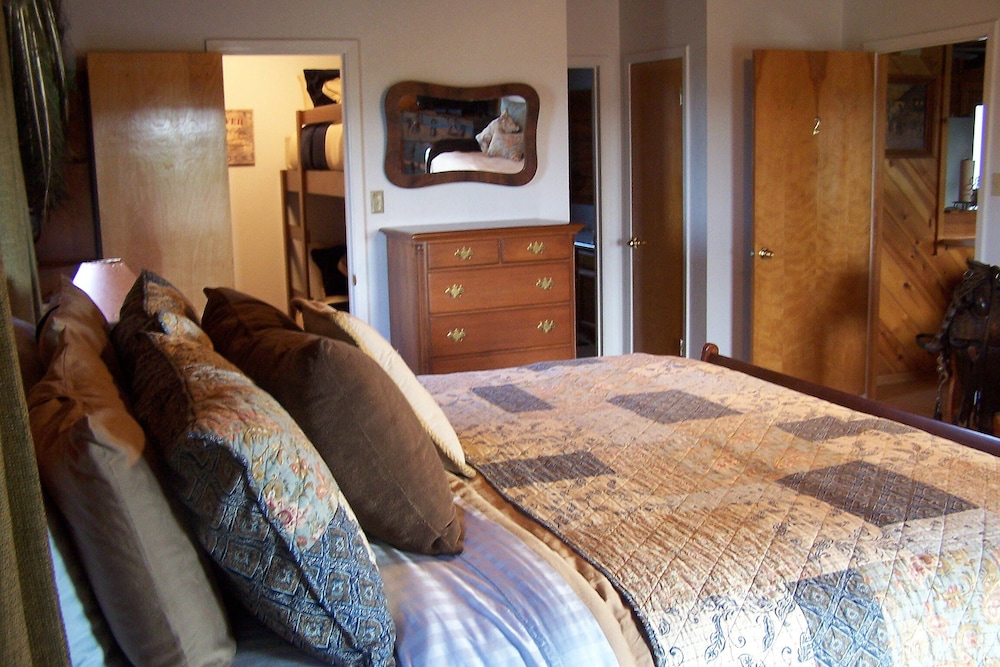 Family Friendly Cabin On Acreage, Lots Of Space, Wildlife, Horses & Cattle - Breckenridge, TX