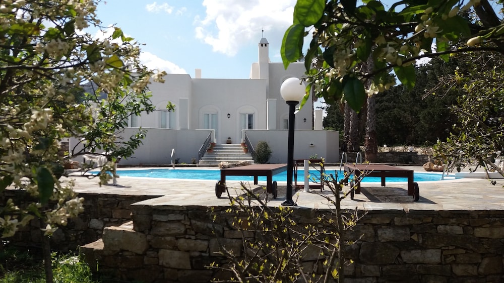 Villa Themis Of 413 Sq.m. In 3.5 Acres Of Trees With Private Swimming Pool. - Naxos