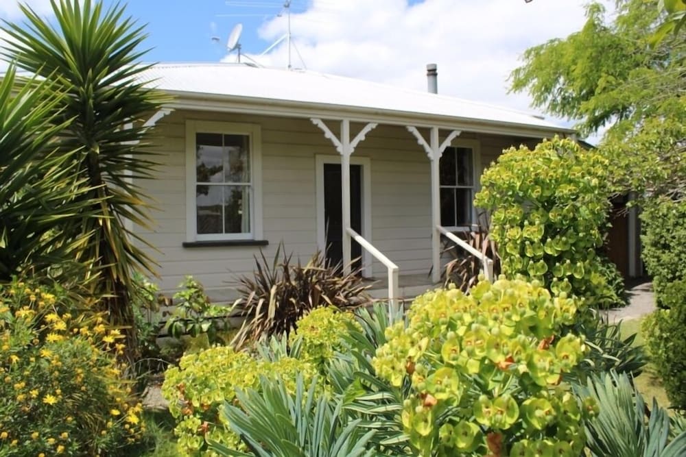 Character Cottage Stone's Throw From The Square - Martinborough