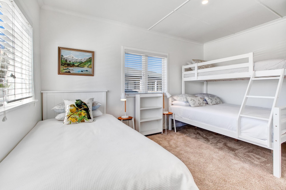 The Little Blue Bach - The Little Blue Bach Is An Original 100 Year Old Waiheke Cottage Situated Within A Moments Stroll Of Oneroa Village And Beach.  Beautifully Restored And Upgraded Into A Tastefully Smart And Charming, Modern 2-bedroom Holiday Ho - Auckland