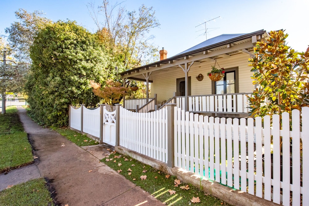 Provincial Luxury In Your Own Private, Family And Pet-friendly Home - Narrandera