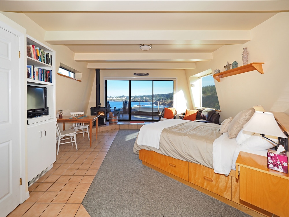 Sweeping Ocean Front Views, Private & Secluded - Pacifica Suite - Mendocino, CA