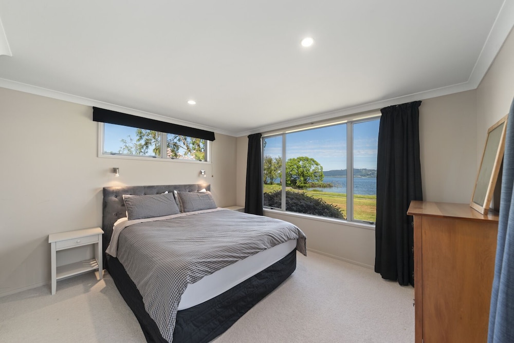 Lakeside Vistas Magic - Rainbow Point Holiday Home on the Waterfront - Taupō