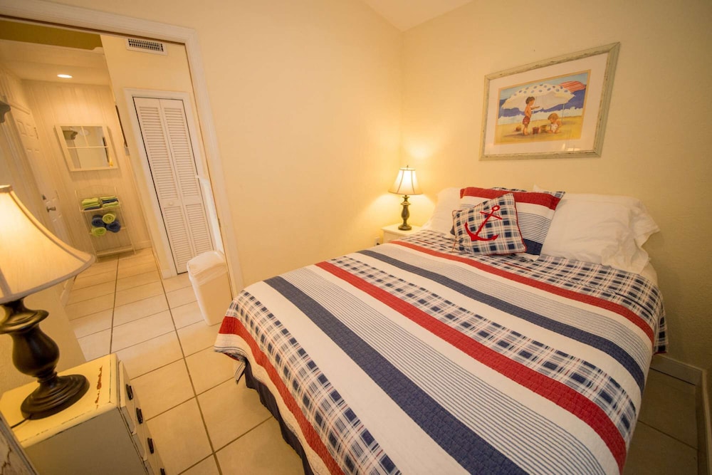 Shell Cottage Is A Cosy 1 Bed Cottage Sharing A Free Form Pool - Holmes Beach, FL