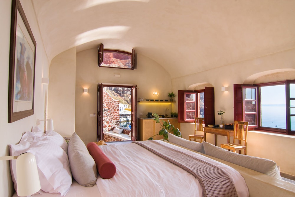 Seafront Cave Suite - Oia