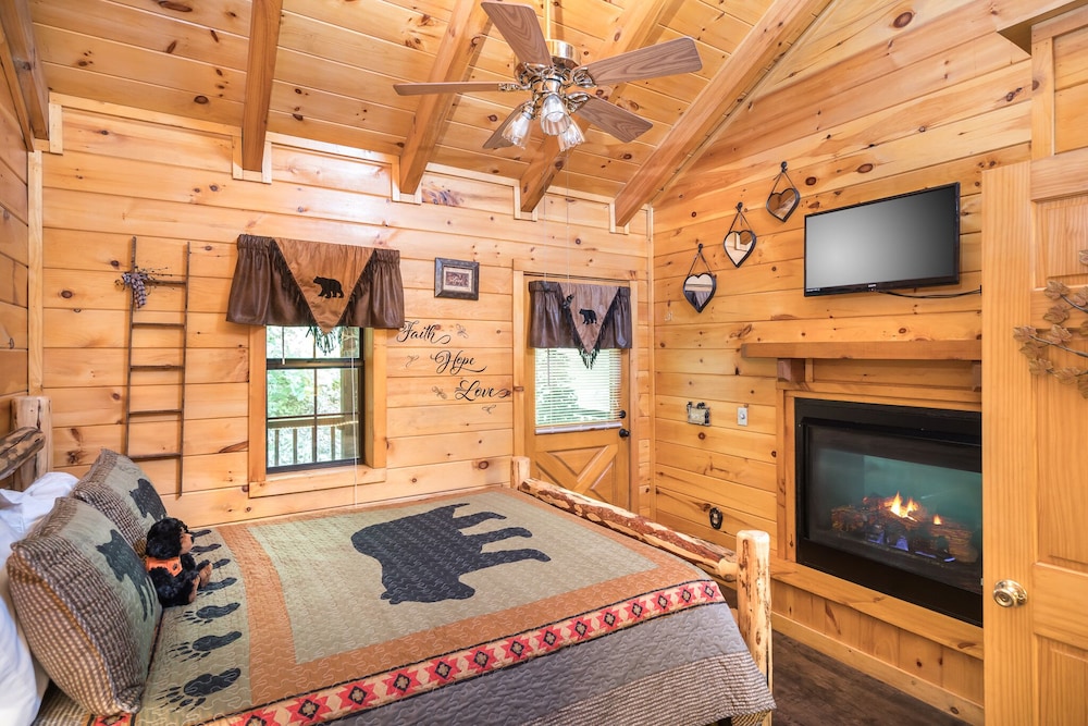 Cozy Bear- In The Smoky Mountains! - Sevierville, TN