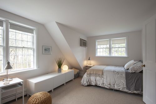 Nieuw Aanbod - Gerenoveerde Foto Perfecte Woning Op Mooi Privéterrein Dichtbij Beac - Edgartown, MA