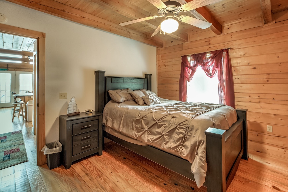 Spacious Lakeview Log Cabin Is Located In The Gates Of Shanghai - LaFollette, TN