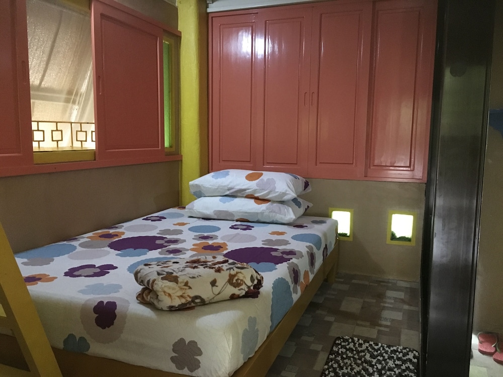 Family Room For 7 Pax W/ 2 Bedrooms, 2 T&b, 2 Queen Size And 1 Single Bed W/ Private Sala - Talisay