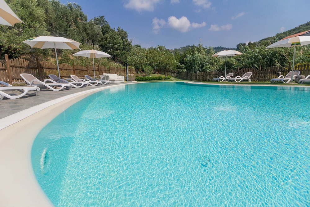 Two-room Accommodation For 4/5 People With Private Garden And Swimming Pool - Liguria