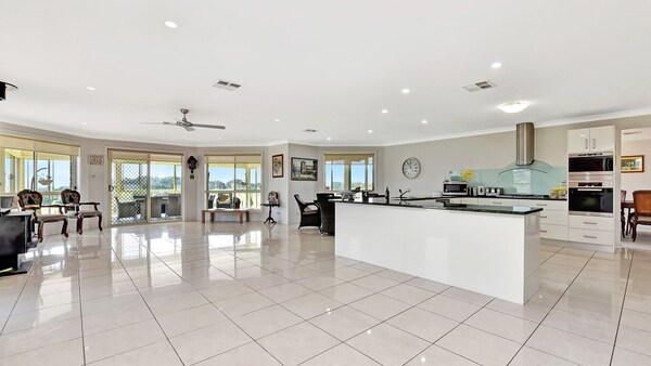 Noble Willow Estate Lovedale. Super Spacious, With Views And Pool - Lovedale