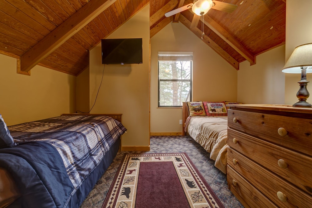 Helen Hideaway - Affordable & Comfortable Rental With Hot Tub And Fireplace Only - Helen, GA