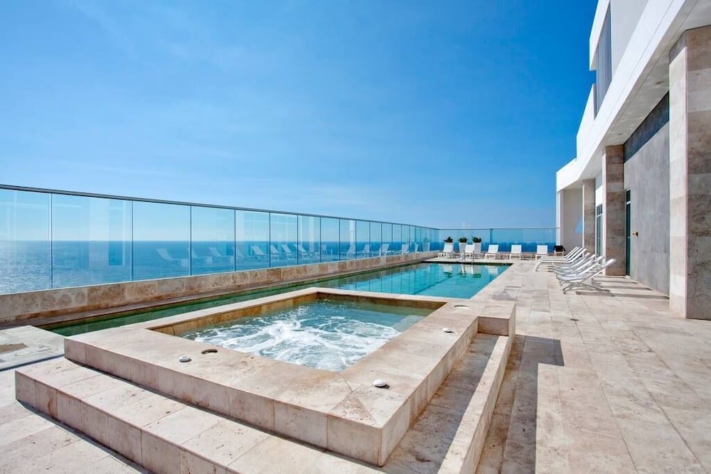 Beautiful Luxury Apartment With Ocean View Balcony - Caribbean