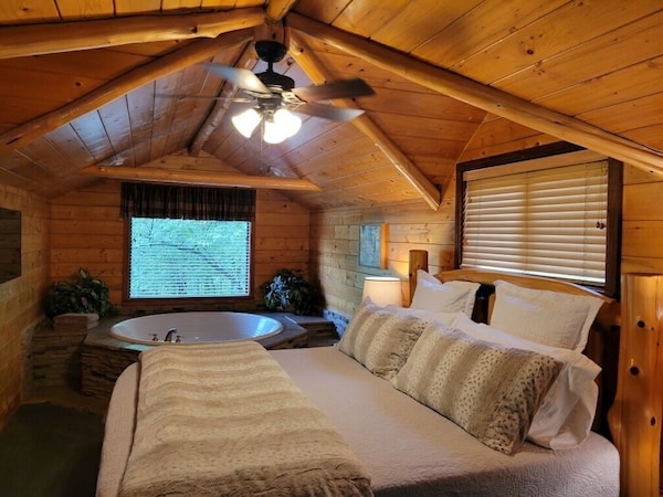 Secluded Hideaway Cabin Boasting Wrap-around Deck And Jacuzzi For Two! Trail & Cave On Property! - Eureka Springs, AR