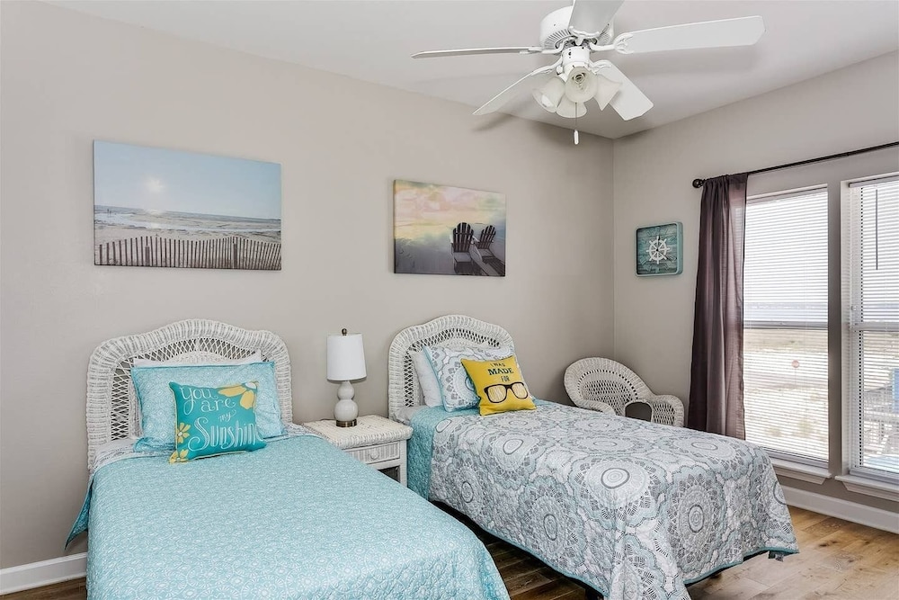 Directly Across From Gulf With Views From Every Balcony! The Easiest Access! - Pensacola Beach, FL