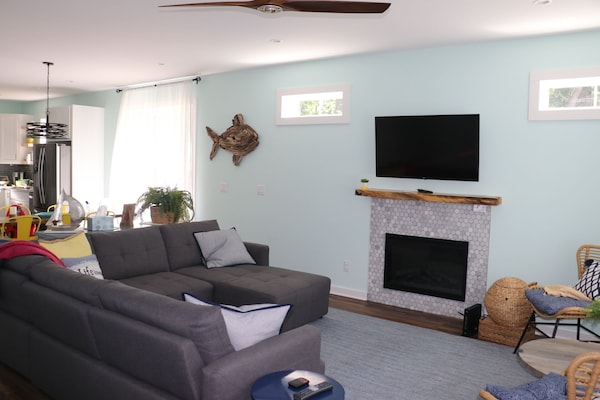 Book Your Spring Get-away Now!   Great Modern Home Available! - Michigan City