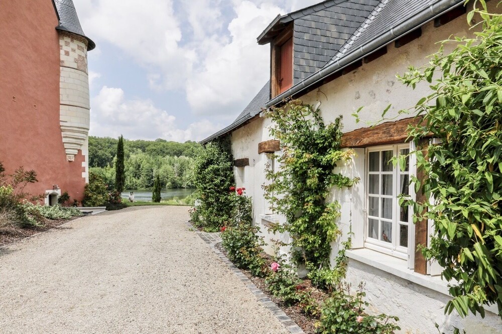 Cottage Accueillant Les Familles Et Les Animaux Domestiques Avec Vue Sur Le Lac, Jardin Et Accès à La Piscine Du Château - Indre-et-Loire