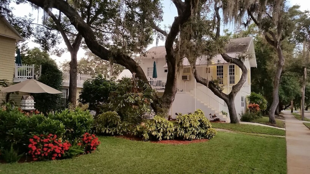 Cozy Carriage House On Spring Bayou - Palm Harbor, FL
