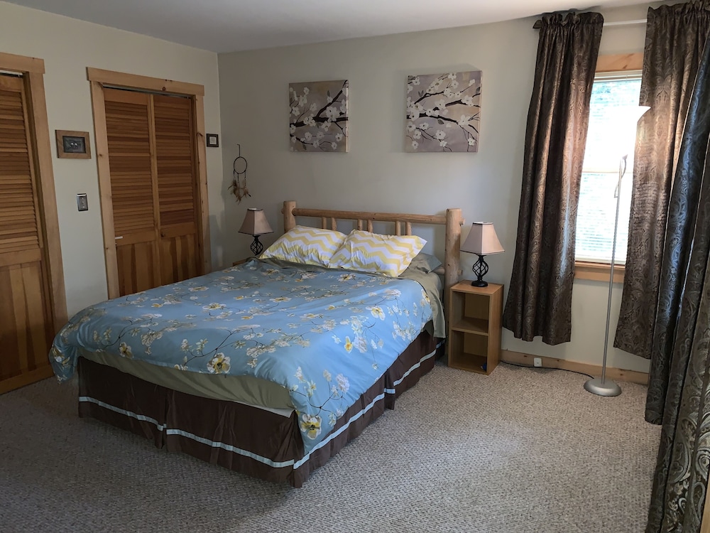 Quiet Abode Walking Distance From  Downtown - Saranac Lake, NY