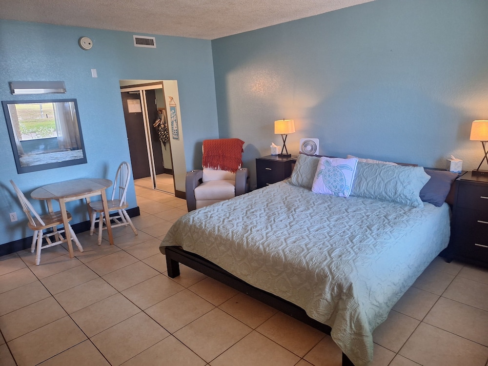 Nice! Great Reviews! Tampa Bay Beach Condo With Full Kitchen, Veteran Owned - Apollo Beach, FL