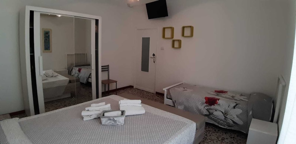 Gaia Accommodation Is An Apartment With 2 Spacious Bedrooms, Kitchen And Bathroom - Alghero