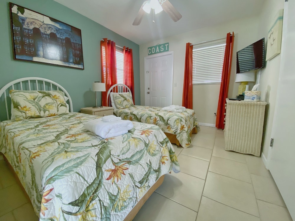 Tranquility Awaits You, Only 200 Steps To Beach Paradise, #6b *Pet Friendly* Studio W/private Access - Splash Harbour Water Park, Indian Rocks Beach