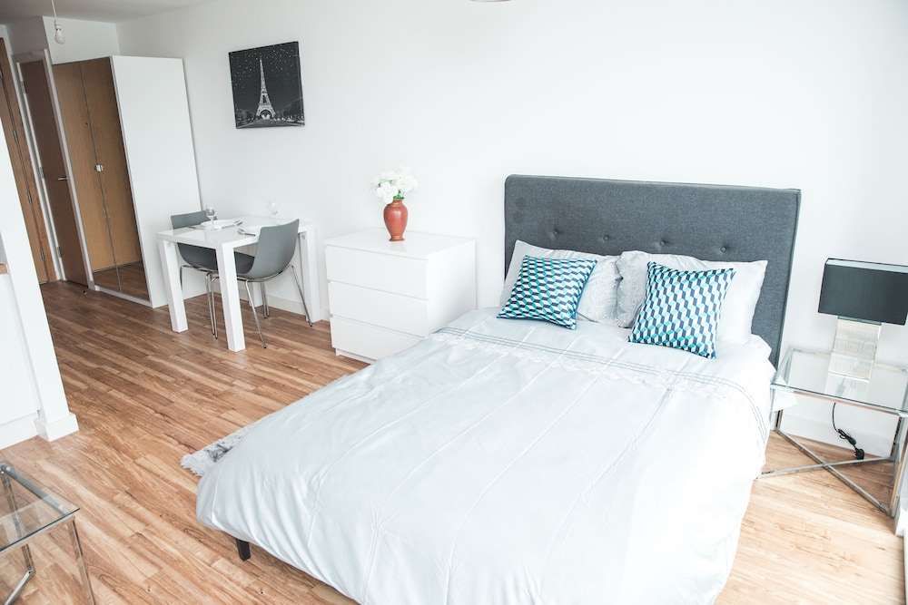 Studio Apartments Free Street Parking Subject To Availability - Mánchester