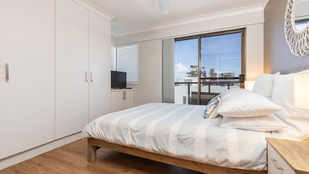 Enjoy This Relaxed Hamptons Inspired Coastal Getaway Located In The Heart Of Tuncurry Village. - 福斯特
